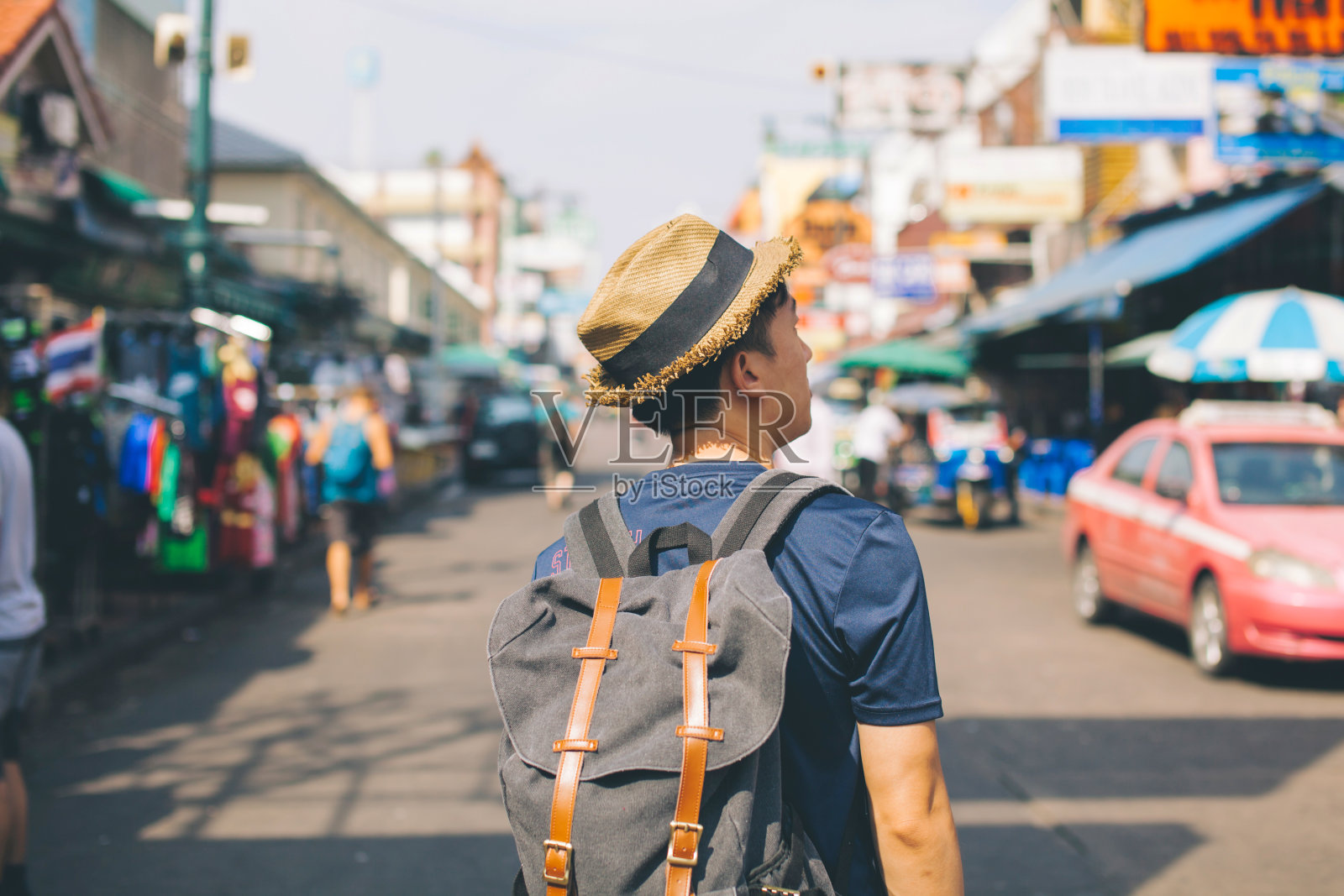 考山路戶外市場的年輕亞洲背包客照片攝影圖片