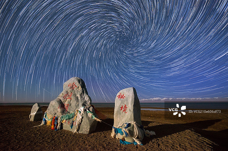 青海哈拉湖边的螺旋星轨图片素材