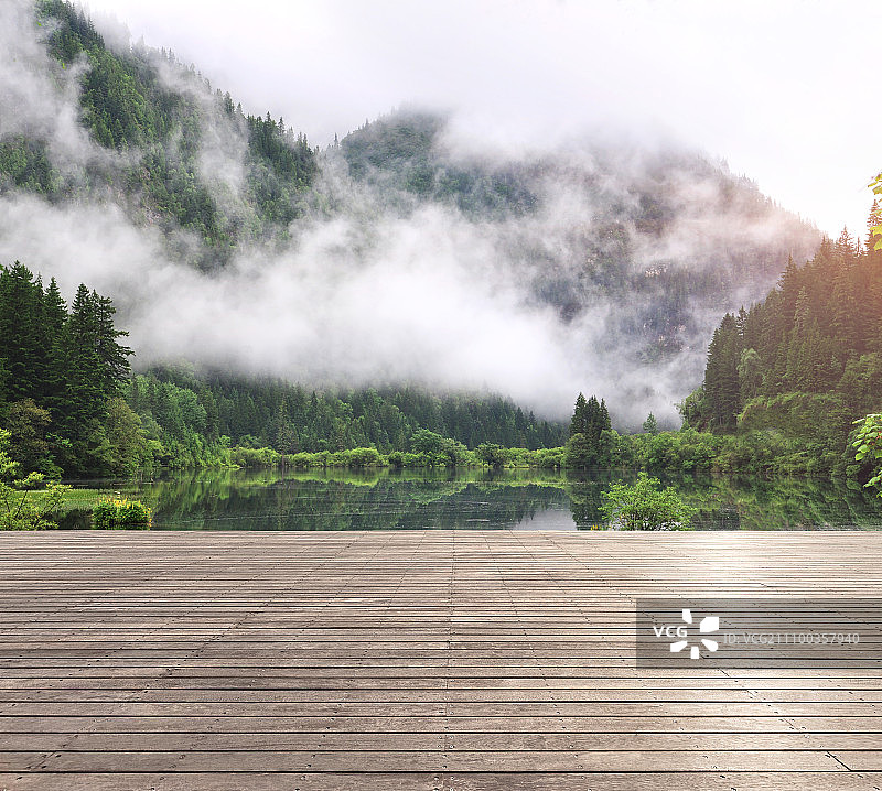 云南自然风光背景的木质平台图片素材