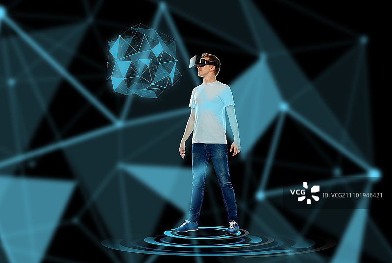 3d技术，游戏，增强现实，网络空间和人的概念-快乐的年轻人与虚拟现实头戴式或3d眼镜看低多边形全息图图片素材
