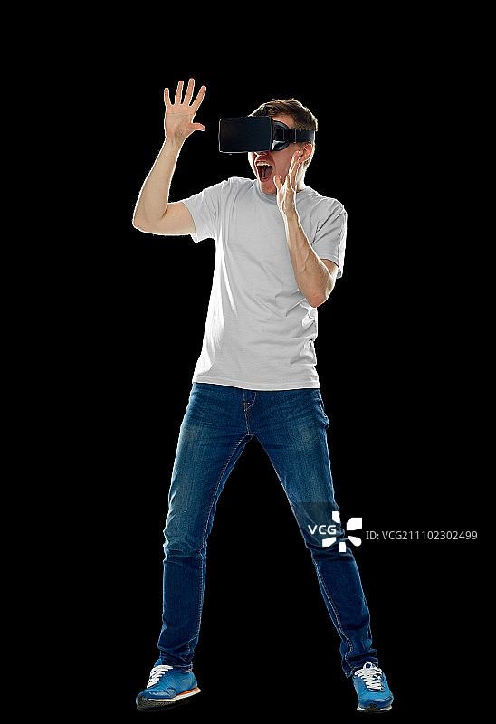 3d技术，虚拟现实，娱乐，网络空间和人的概念-害怕的年轻人用虚拟现实头盔或3d眼镜玩游戏和尖叫图片素材