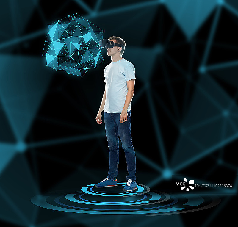 3d技术，游戏，增强现实，网络空间和人的概念-快乐的年轻人与虚拟现实头戴式或3d眼镜看低多边形全息图图片素材