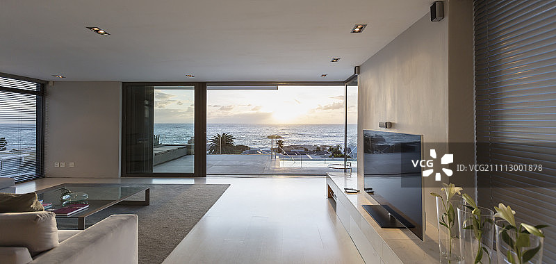 现代豪华家庭展示客厅与海景图片素材