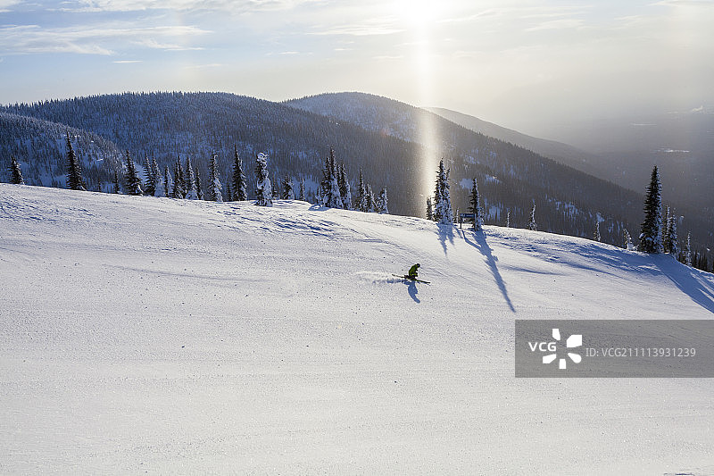 在白鱼，蒙大拿，美国的雪景上的一个孤独的滑雪者的远景图片素材