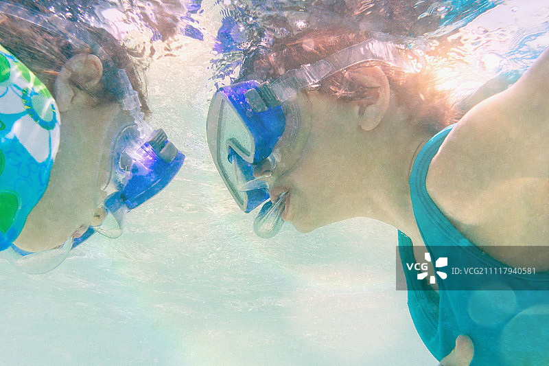 男孩和女孩在水下浮潜图片素材