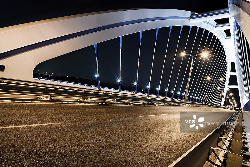 现代桥晚上倾斜图片素材