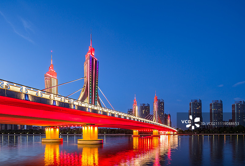 红色景观灯下的北京副中心通州区地标建筑玉带河桥夜景图片素材