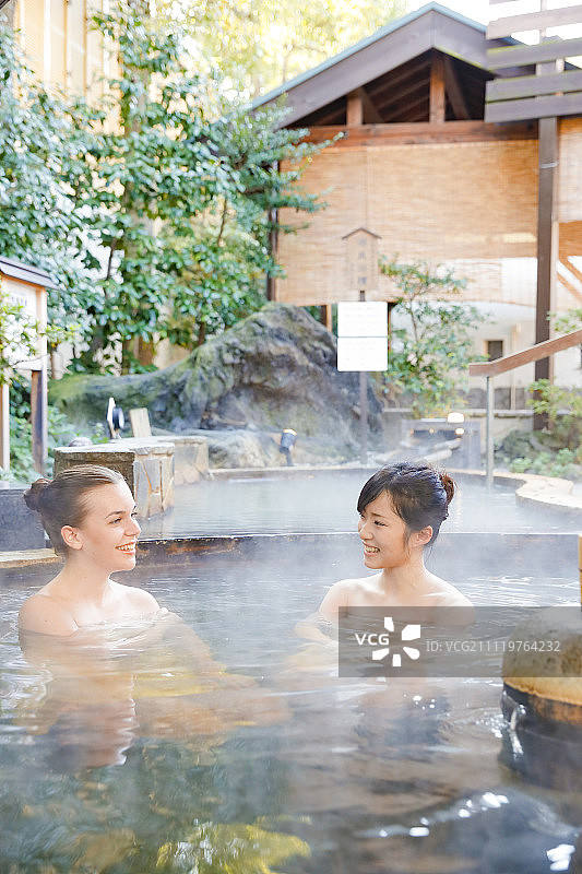 白种女人和日本朋友在传统温泉洗澡，东京，日本图片素材