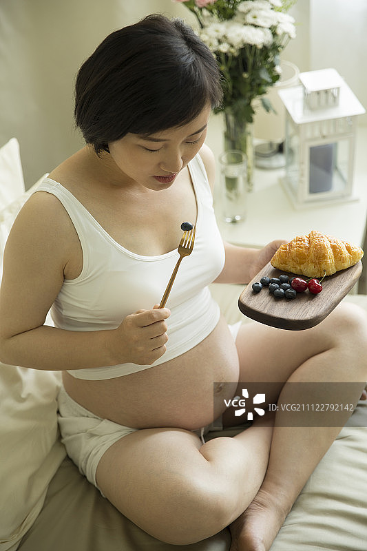 孕妇吃早餐图片素材