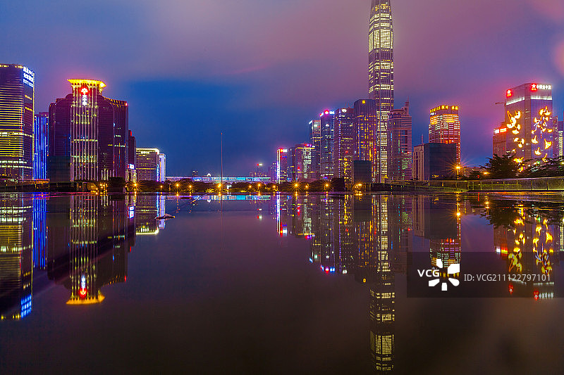 深圳福田CBD建筑群雨中倒影夜景，广东，中国图片素材