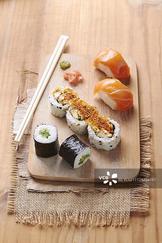 鲑鱼寿司和各种马吉斯图片素材