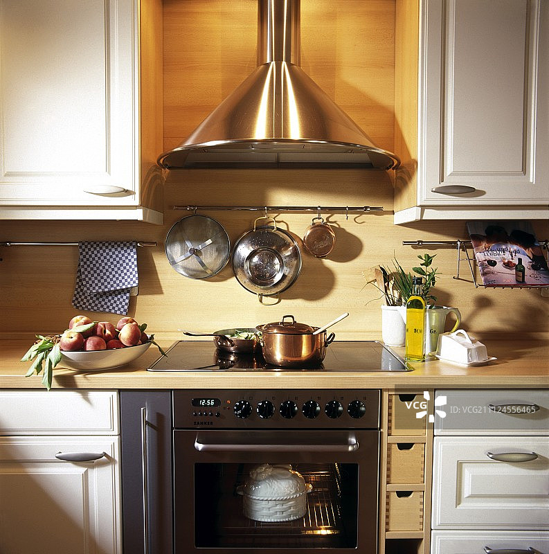 厨房配有烤箱、烤盘和橱柜图片素材