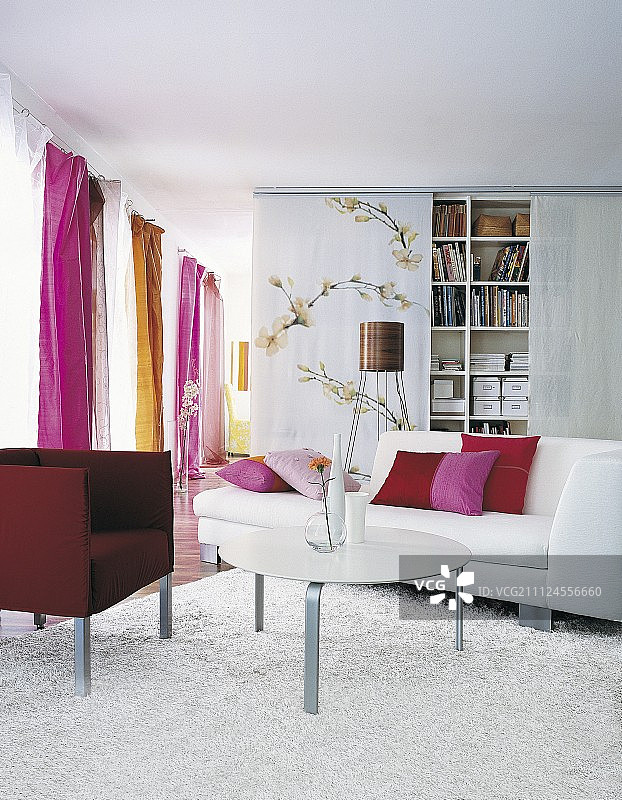 有沙发、窗帘和靠垫的客厅图片素材