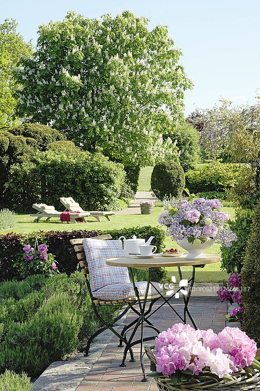 景观花园露台与庭院和折叠家具在草坪上图片素材