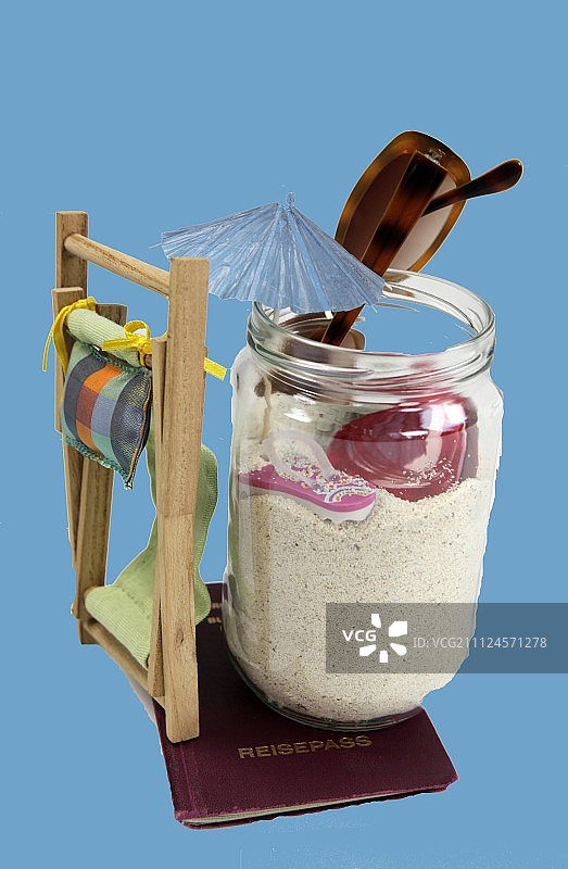 沙滩椅，玻璃罐与沙子，装饰伞和太阳镜在白色背景图片素材