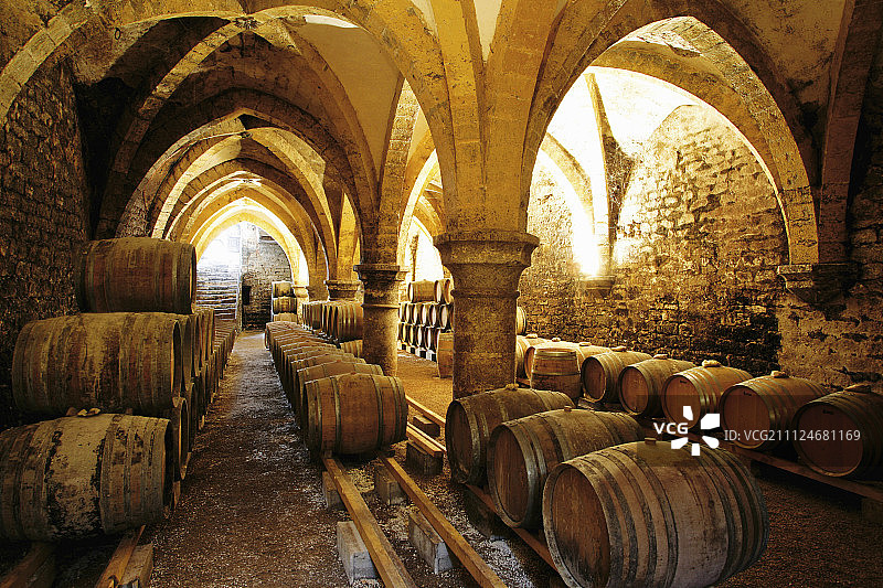 法国阿波瓦酒庄酒窖中的酒桶图片素材