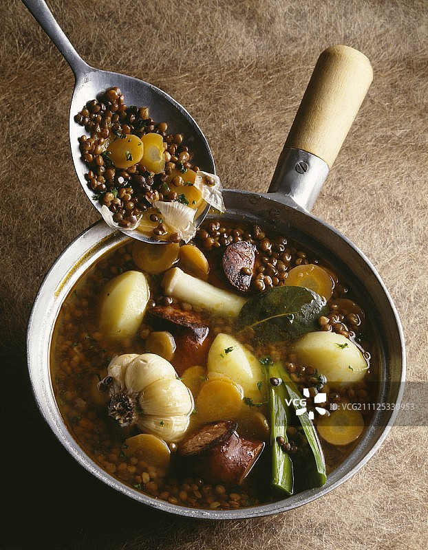 扁豆，香肠和蔬菜汤图片素材