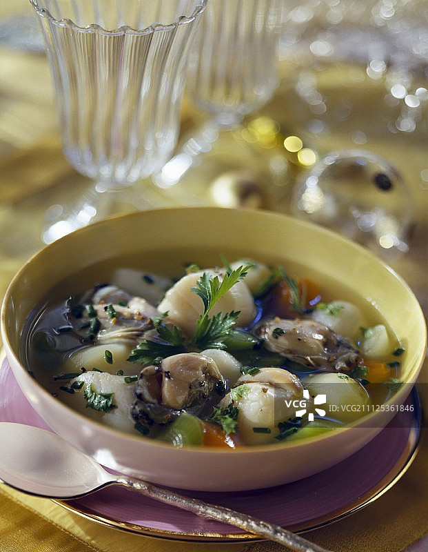 扇贝和牡蛎配夏布利酒烹制的法式炖锅图片素材