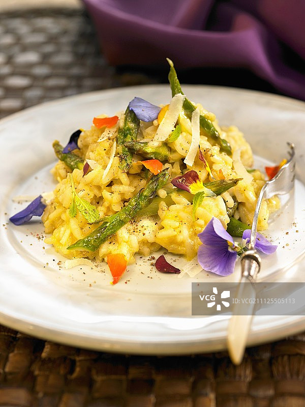 芦笋，可食用的花和薄荷调味饭图片素材
