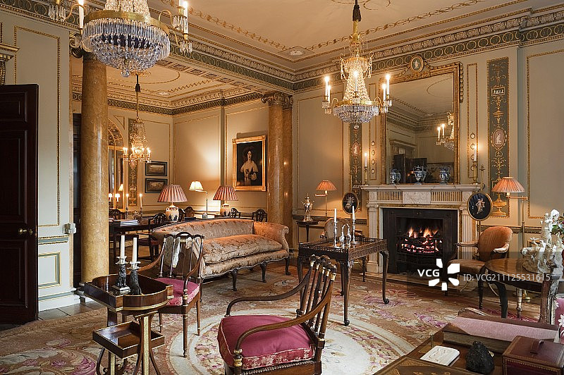 古董托盘桌和红木椅子，奥布松地毯和路易十六枝形吊灯在格鲁吉亚沙龙图片素材