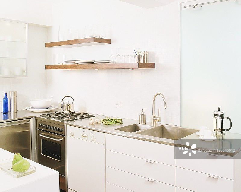 现代化的厨房柜台，白色的门和不锈钢的工作台图片素材