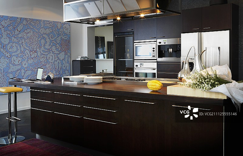 现代的深色木质厨房兼作办公空间图片素材