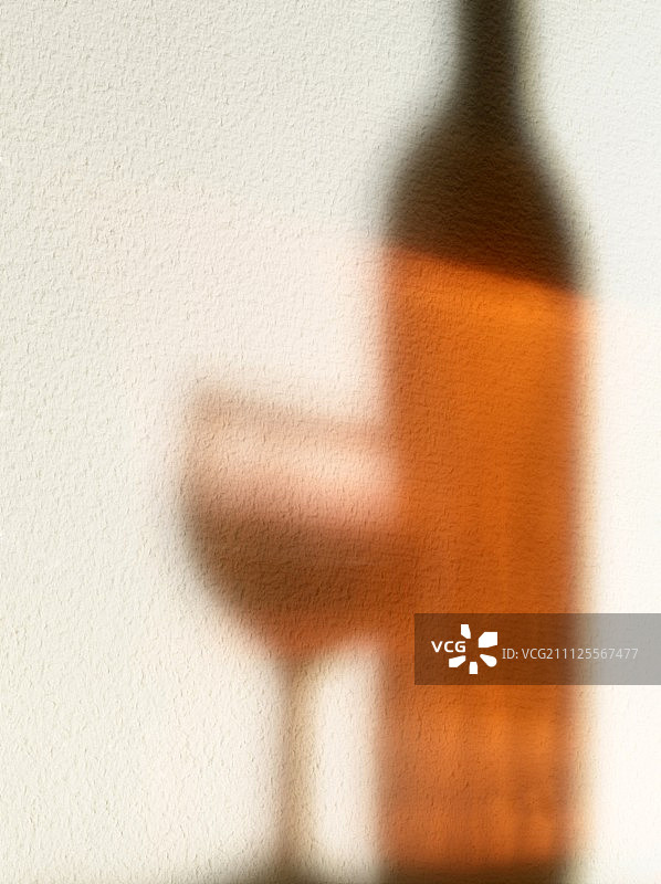 一瓶和一杯rosé葡萄酒的影子图片素材