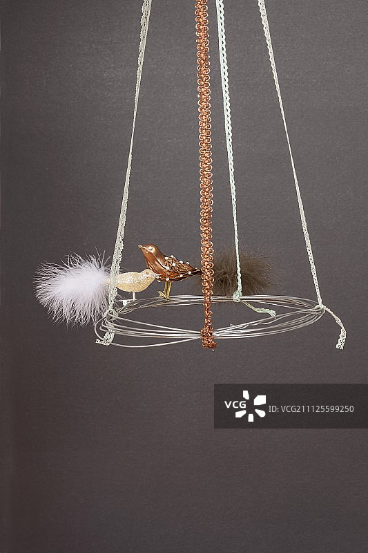 手工制作的冬季花环，用金属丝、丝带和小鸟雕像制成图片素材