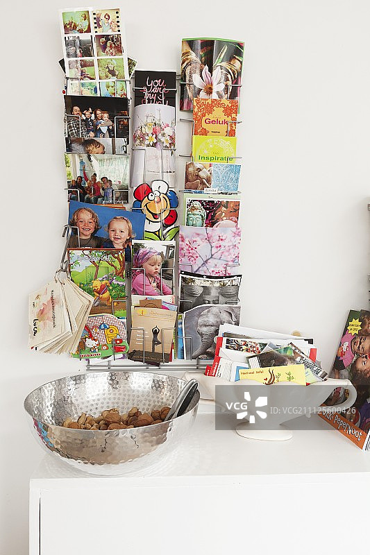 卡片架中的明信片和家庭照片，汤碗中的名片图片素材