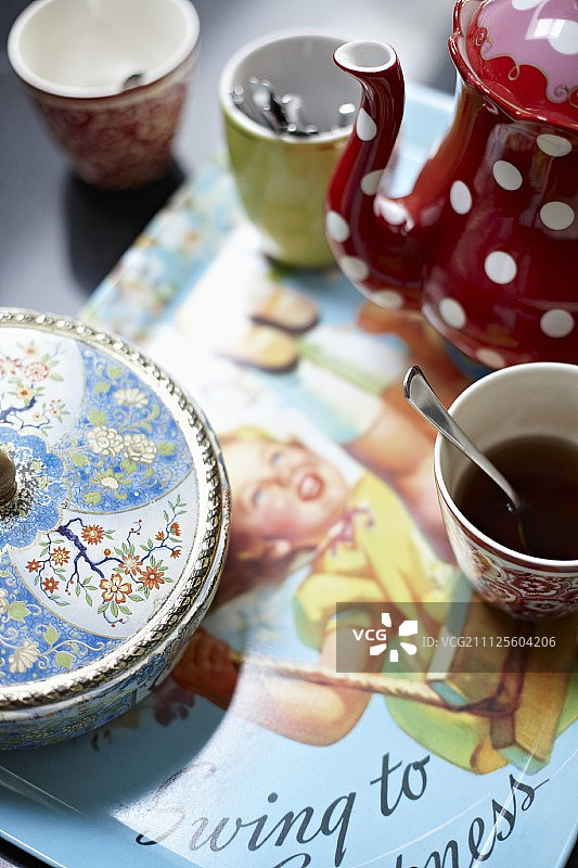 咖啡陶器和彩陶糖罐托盘上有一幅复古的画图片素材
