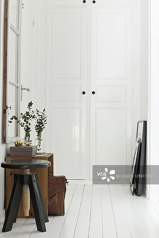 复古风格的走廊，白色木地板和转椅图片素材