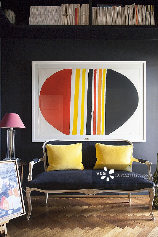古董沙发与黄色散垫下面框现代艺术品图片素材