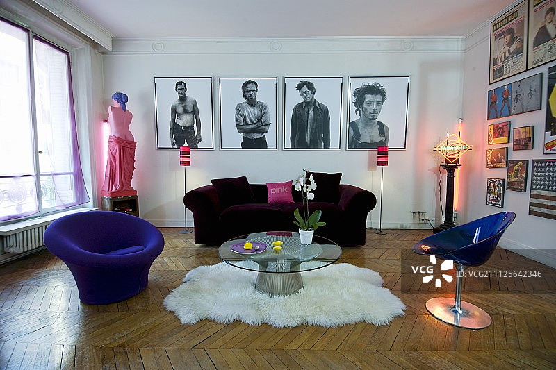 流行艺术风格，人字形拼花地板，色彩缤纷的公寓客厅图片素材