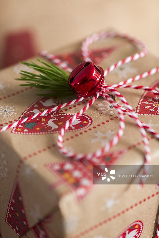 红铃铛和冷杉枝装饰包裹的礼物图片素材