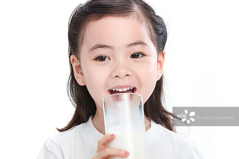 可爱的小女孩喝牛奶图片素材