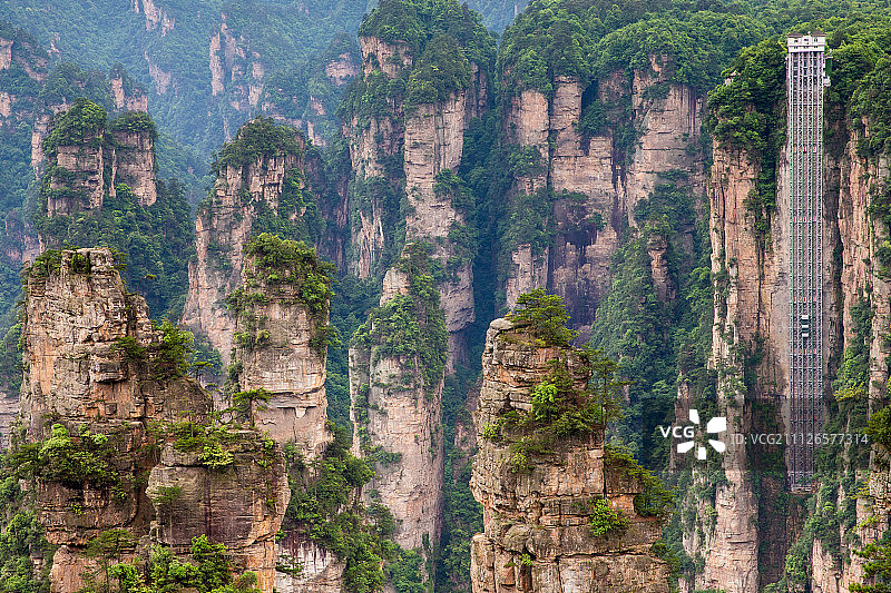中国张家界国家公园山上的观光电梯图片素材