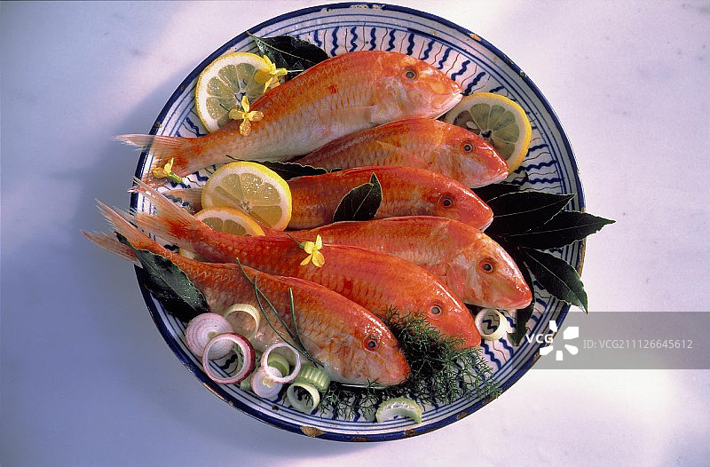6只红色鲻鱼，配洋葱，柠檬，月桂叶，莳萝图片素材