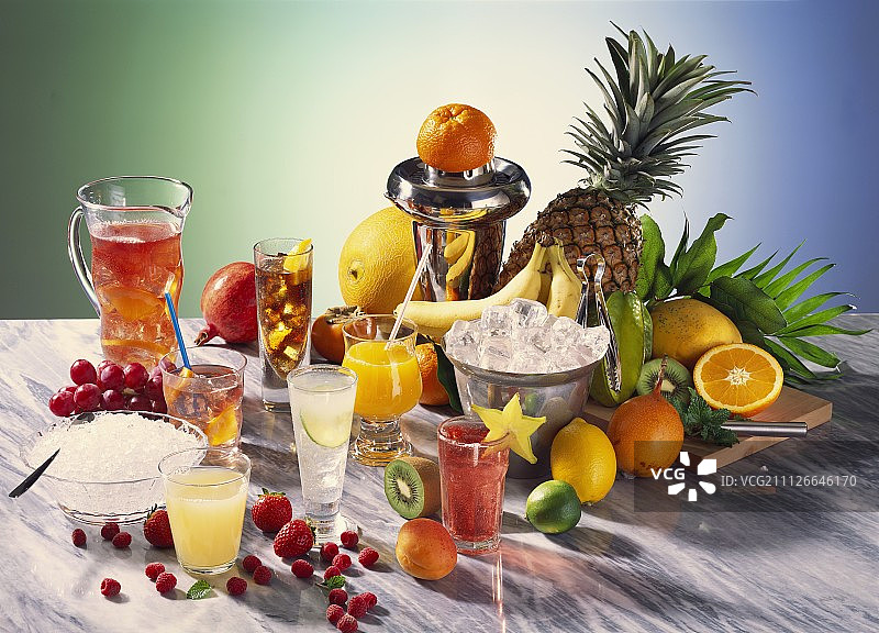 几种提神饮料，décor:冰块和新鲜水果图片素材
