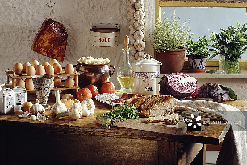质朴的德国厨房餐桌，配料和烤肉图片素材