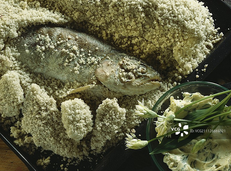 鲑鱼鳟鱼海盐皮野生大蒜黄油图片素材