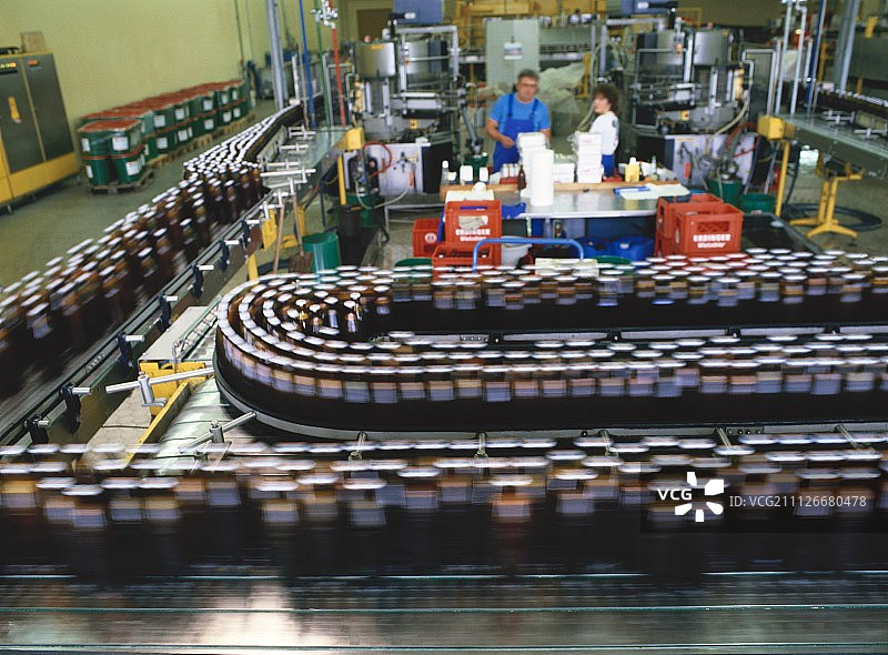 啤酒瓶的灌装和标签工厂图片素材