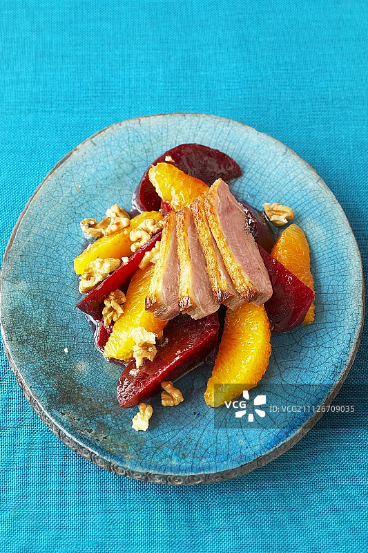 甜菜根鸭胸肉和核桃橙沙拉图片素材
