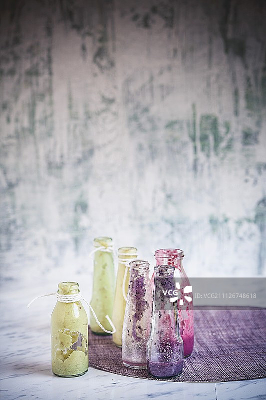 水果冰沙的空瓶子(覆盆子、蓝莓、苹果)图片素材