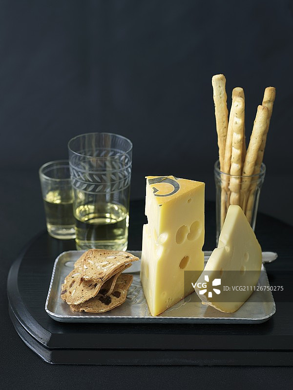 folepi和Jalsberg奶酪，饼干，面包棒和白葡萄酒图片素材