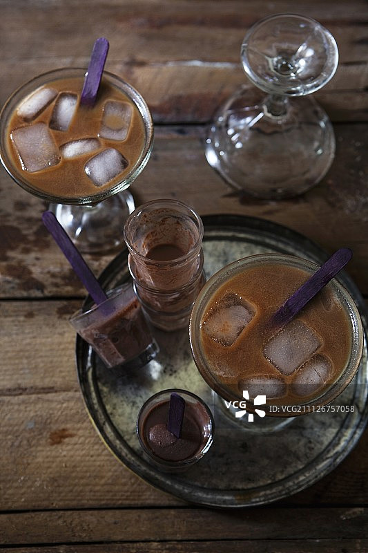 两杯冰咖啡加巧克力射手图片素材