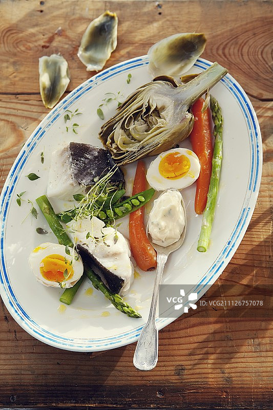 普罗旺斯开胃菜，特色洋蓟，水煮鳕鱼，蔬菜，鸡蛋和蒜泥蛋黄酱图片素材