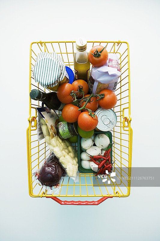 蔬菜和其他杂货放在一个购物篮里图片素材