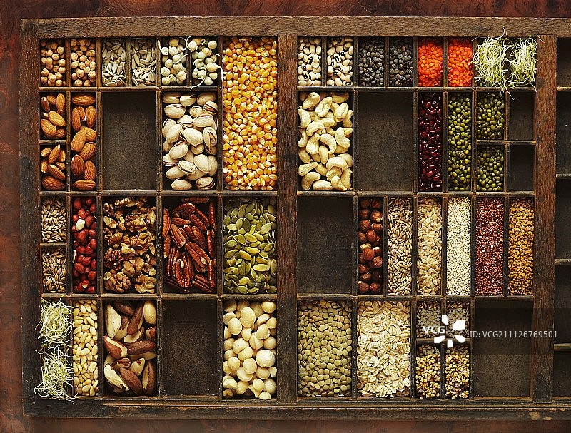 一个装满各种坚果、豆类和种子的秧苗托盘图片素材