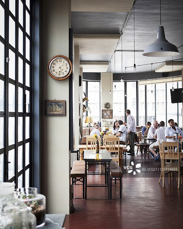 一个工业风格的阁楼餐厅与食客在背景图片素材