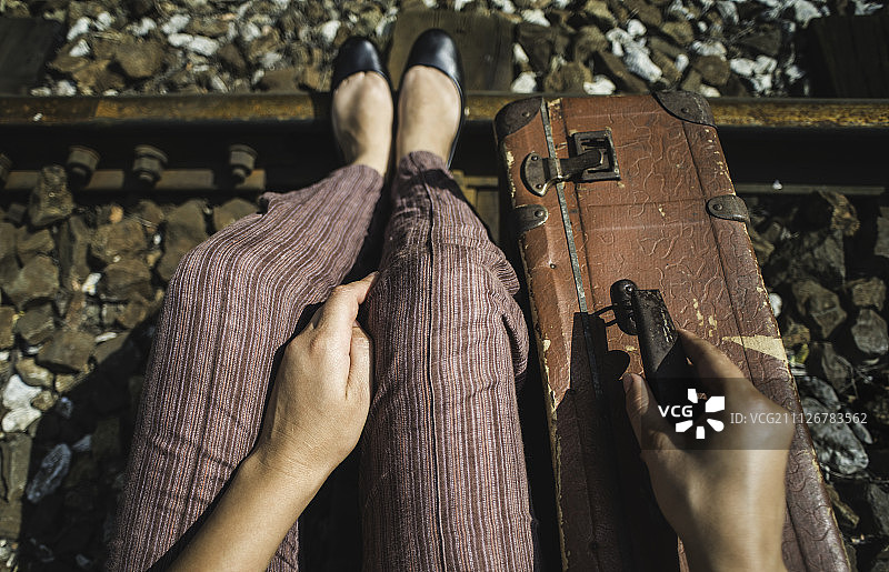 铁路上的女人和老式行李箱图片素材